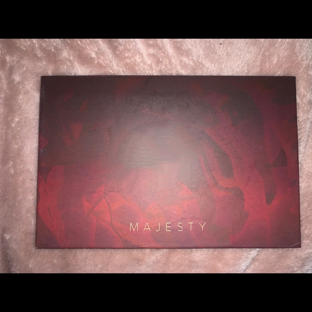 MAJESTY highlighter pallet !! 🤍